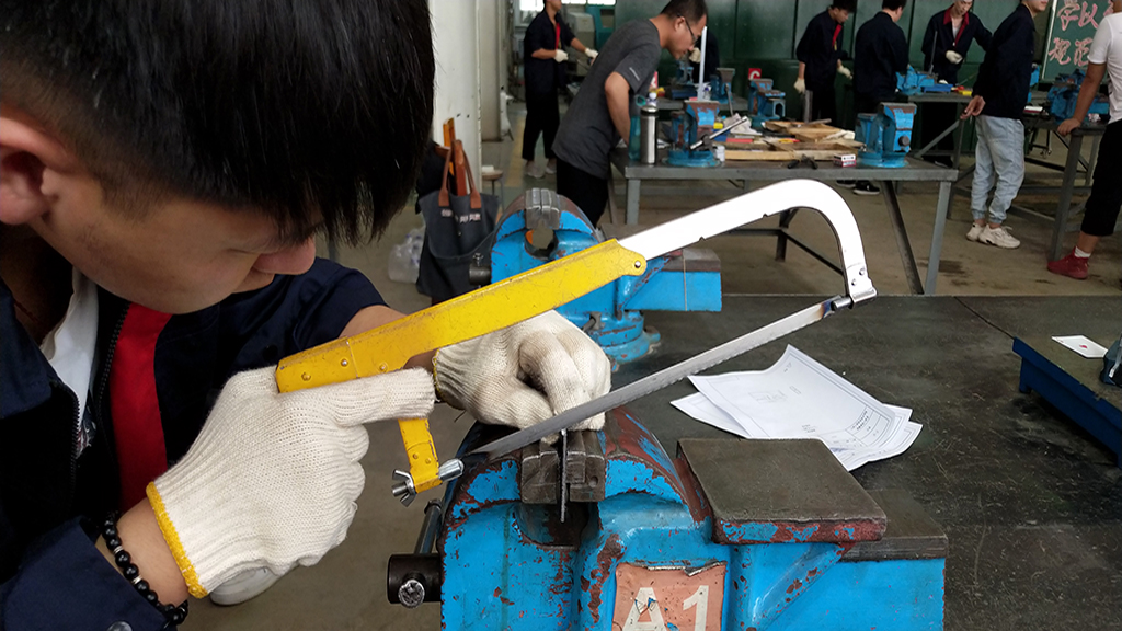 钳工特写.jpg 钳工特写.jpg